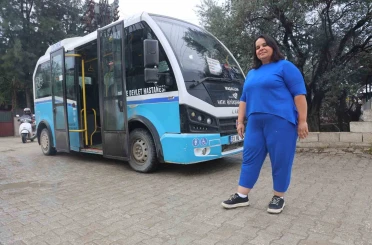 Dolmuşçu Zeynep, direksiyon sallayarak ekmek parasını kazanıyor 