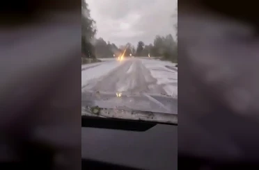 Dolu yağışı yolu beyaza bürüdü 