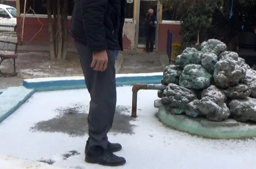 Donan süs havuzunda kimisi gezdi, kimisi ise buzu çekiçle kırmaya çalıştı