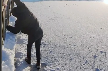 Donmuş gölde buz kırıldı, suya düşmekten son anda kurtuldu 