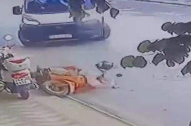 Dönüş yapan minibüs motosiklete böyle çarptı 