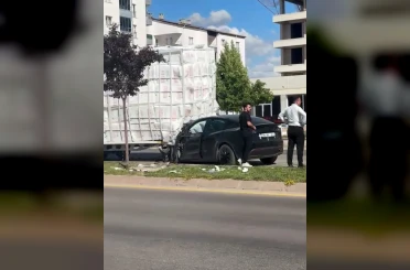 Dorseye çarpan Tesla hurdaya döndü: 1 yaralı 