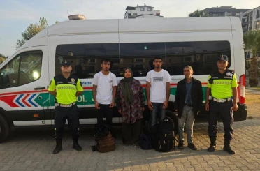 Dört düzensiz göçmen otoyol jandarmasına takıldı