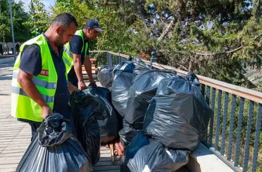 Döver seyir terasından torbalarca çöp çıktı
