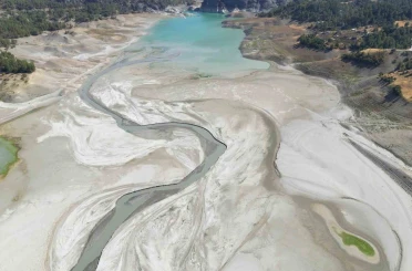 Dron kamerası kuraklığı gözler önüne serdi: Barajda sular çekildi, köylüler acur ekti 
