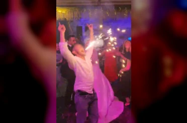 Düğünde ağzıyla tuttuğu meşale yüzünde patladı 