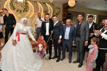 Düğünde gelin ve damada ilginç takı: Buzağı hediye ettiler 