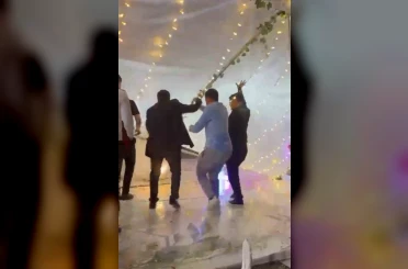 Düğünde oynayanların üzerine tente devrildi, eğlence kısa aranın ardından devam etti 