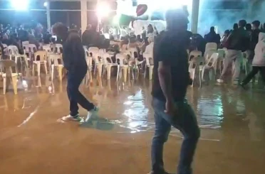 Düğünü su basınca, paçalarını sıvayıp oynamaya devam ettiler 