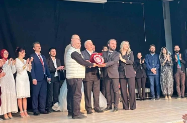 "Düğünümüz var Kütahya" tiyatro oyunu büyük beğeni aldı 