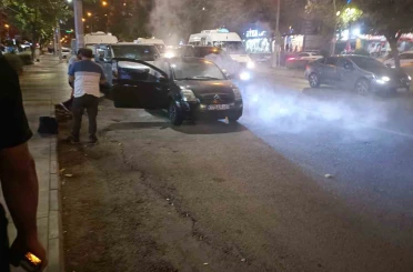 Duman yükselen otomobil alev almadan söndürüldü 