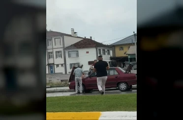 Dumanların yükseldiği otomobile duyarlı sürücü müdahale etti 