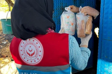 Dumlupınar SYDV ihtiyaç sahibi 18 eve sıcak yemek ulaştırıyor 