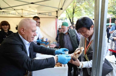 Dünya Cantık Günü’nde ücretsiz ikram edildi, yabancı turistler lezzetine hayran kaldı 