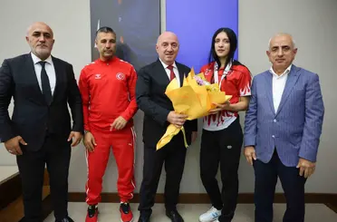 Dünya Gençler Kick Boks Şampiyonu Ezel Nur Karalar’a altın ödülü
