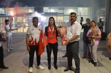 Dünya şampiyonu Berfin Polat coşkuyla karşılandı 