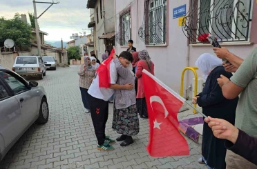 Dünya üçüncüsü milli güreşçi, baba ocağında coşkuyla karşılandı 