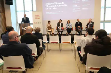 Dünyadaki ekonomik güvenlik ve Türkiye, İzmir’de GİF-EGİAD panelinde ele alındı
