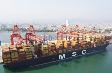 Dünyanın en büyük konteyner gemisi Mersin Limanı’na geldi 