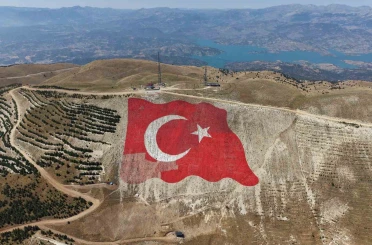 Dünyanın en büyük Türk bayrağı yeniden eski görkemine kavuştu 