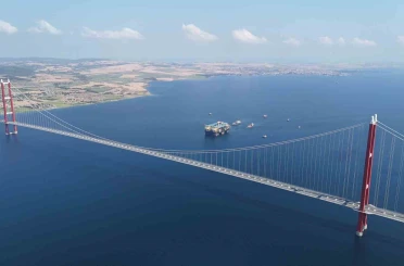 Dünyanın en büyük üçüncü yarı batık vinç ve boru döşeme gemisi 1915 Çanakkale Köprüsü altından geçti 