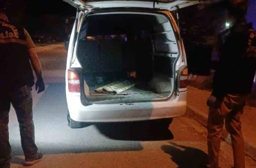 "Dur" ihtarına uymadı, araçla polis memuruna çarpıp kaçtı 