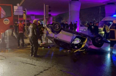 ‘Dur’ ihtarına uymayarak kaçan otomobil takla attı: 2 yaralı 