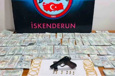 Durdurulan araçta sahte 1 milyon Amerikan doları ele geçirildi 