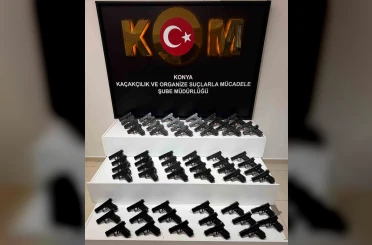 Durdurulan araçtan 65 ruhsatsız tabanca çıktı