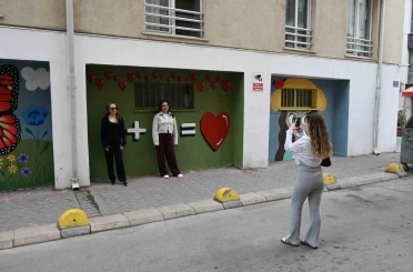 Duvar yazılarından bıkan yönetici çareyi sanatta buldu 