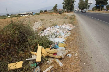 Duyarsız vatandaşlar yol kenarlarını çöplüğe çevirdi 