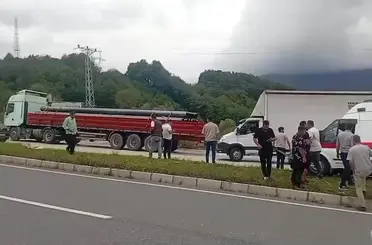 Düzce’de ambulans tıra arkadan çarptı 1 kişi yaralı
