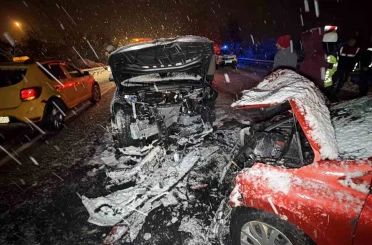 Düzce’de kafa kafaya çarpışan araçlar hurdaya döndü: 7 yaralı 