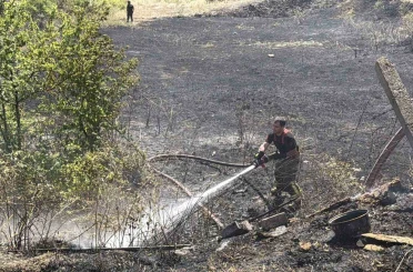 Düzce’de yangın evlere sıçramadan söndürüldü 