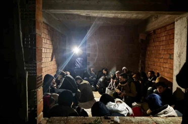 Düzensiz göçmenler inşaatta yakalandı