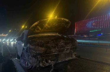 E5 Esenyurt’ta seyir halindeki araç alev alev yandı 