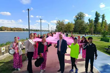 Edirne’de 18 metrelik pembe afişle meme kanserine karşı farkındalık mesajı verildi