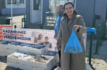 Edirne’de 350 kilogram hamsi dağıtıldı 
