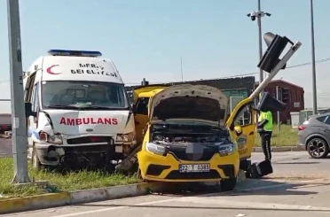 Edirne’de ambulans ile taksi çarpıştı: 5 yaralı 