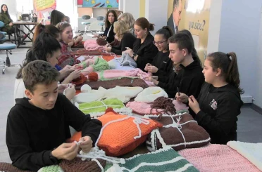 Edirne’de ilmekler iyilik için atılıyor: Çocuklar örüyor, anneler birleştiriyor 