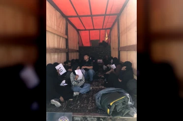 Edirne’de kapalı kasa kamyonette 20 düzensiz göçmen yakalandı 