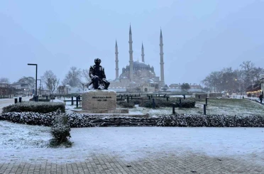 Edirne’de kar yağışı etkili oluyor 