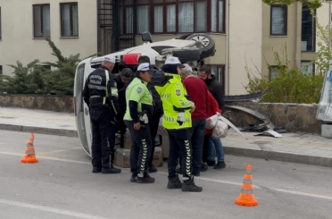 Edirne’de kontrolden çıkan hafif ticari araç yan yattı: Sürücü yaralandı 