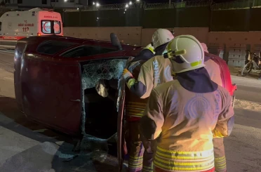 Edirne’de refüje çarpıp yan yatan otomobildeki 2 kişi kurtarıldı 