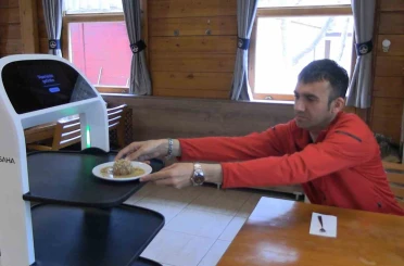 Edirne’de robot garson hizmete başladı, müşteriler memnun 