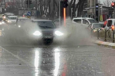 Edirne’de sağanak yağış: Cadde ve sokaklar göle döndü 