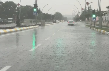 Edirne’de sağanak yağış yolları göle çevirdi 