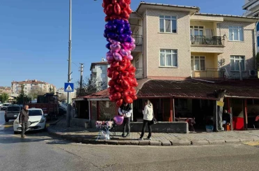 Edirne’de Sevgililer Günü kalpli balon satıcılarına yaradı 
