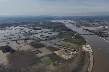 Edirne’de sular altında kalan yerleşim alanları ve çiftlikler havadan görüntülendi 