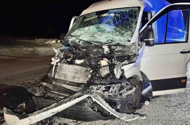 Edirne’de tıra çarpan panelvan hurdaya döndü 